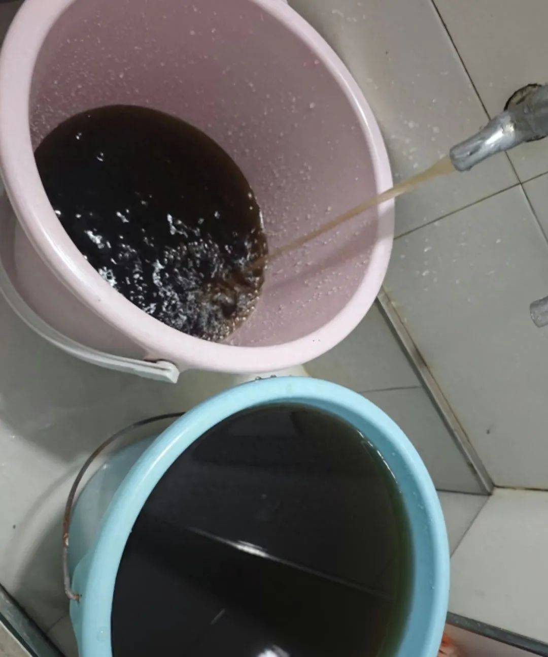 “到处都是臭的!”景德镇停水后游客称上厕所很困扰,复水后市民称放的水像“可乐”,水务公司回应