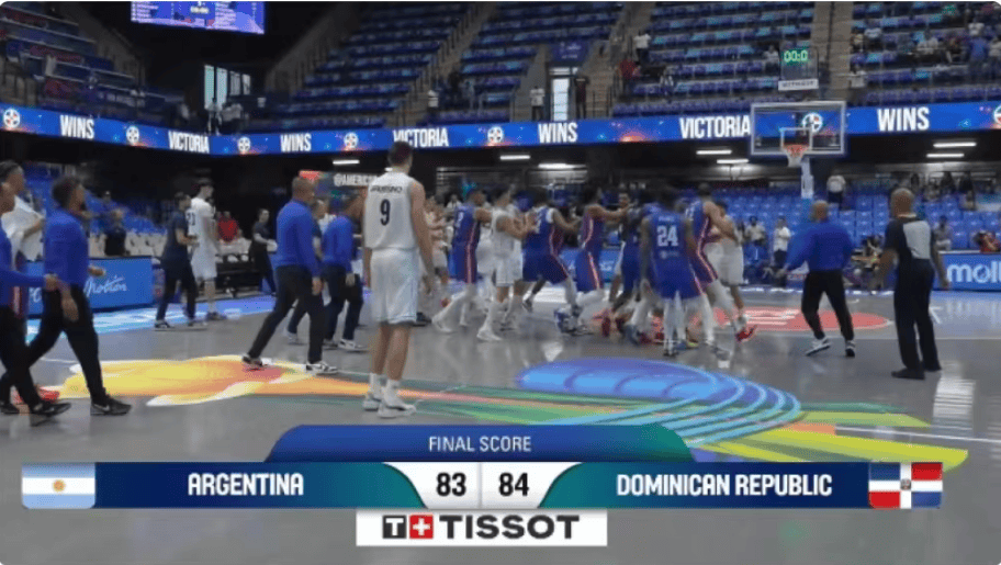阿根廷男篮1分惜败多米尼加,赛后两队爆发大规模群殴,现场视频:多人挥拳,有球员被击倒在地