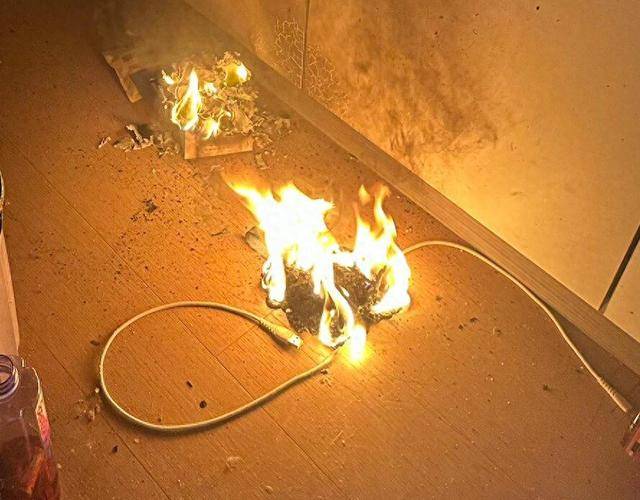 太吓人!辽宁一女子正睡觉,床上的充电宝爆炸起火