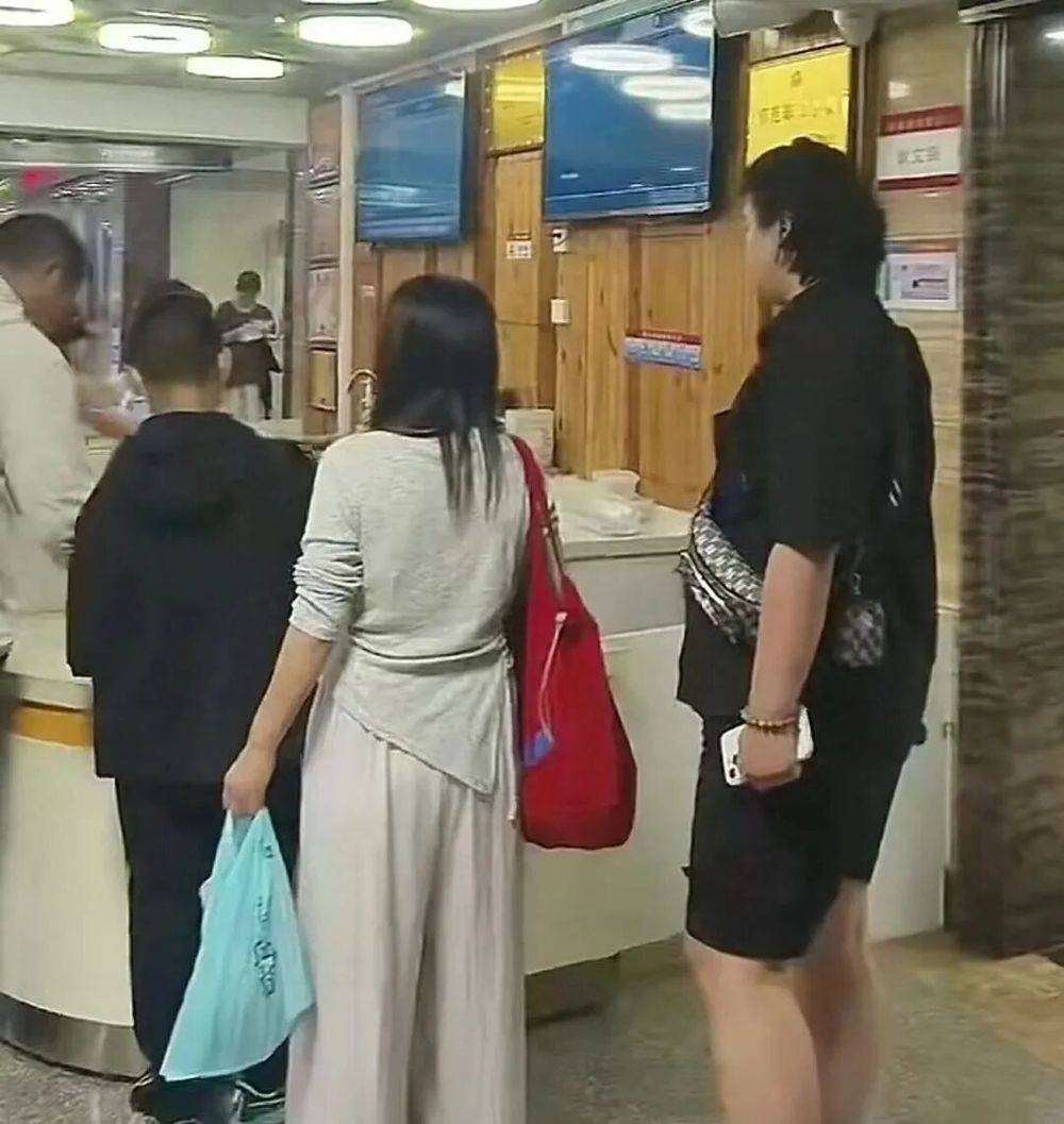 一场雷暴,400多人挤爆医院急诊科!雷雨天后要关窗