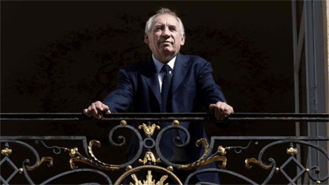 “马克龙必须下台!”10万人堵在首都示威,8万军警严阵以待