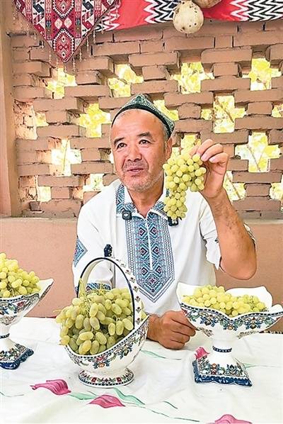 人民日报看新疆丨葡萄架下的故事,真实又动人(砥砺奋进七十载 天山南北谱华章)