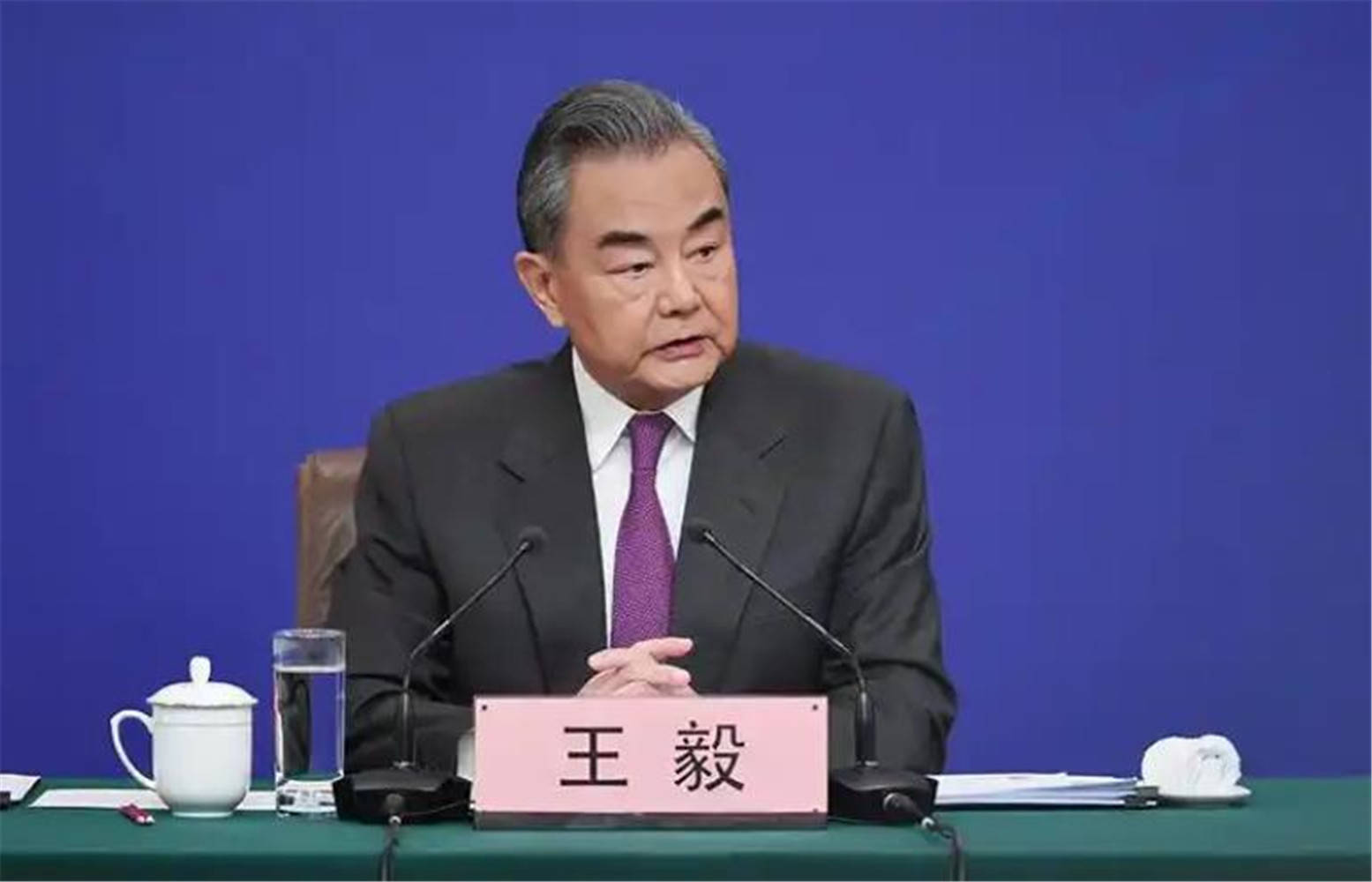 董军王毅算完账后,人民日报16字通告全球,中美元首会晤时机已到