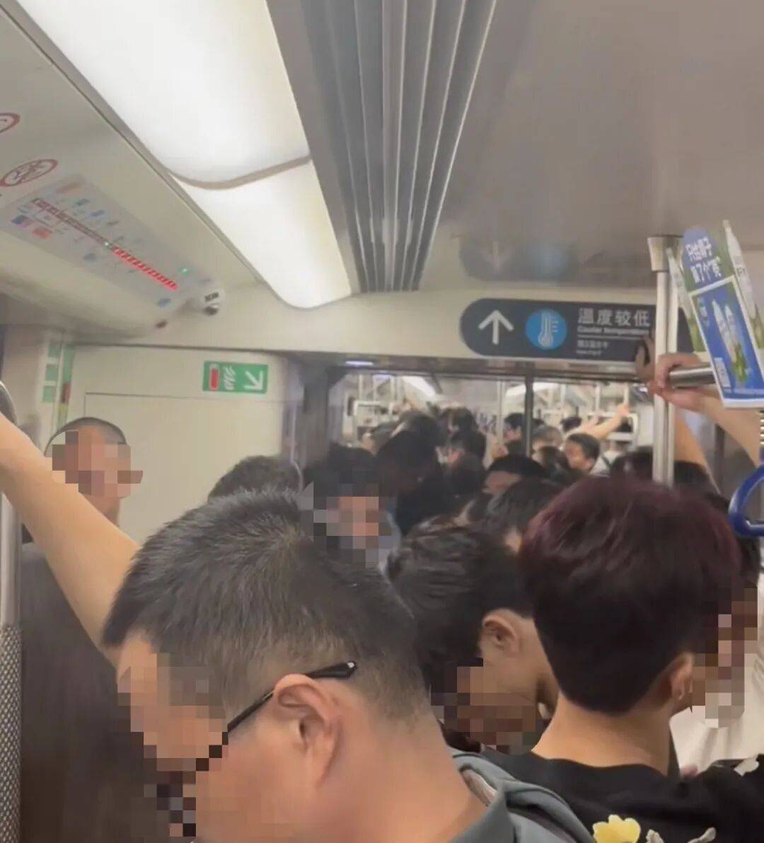 挤爆!深圳一地铁线晚高峰又出故障,网友:快一小时三个站没走完