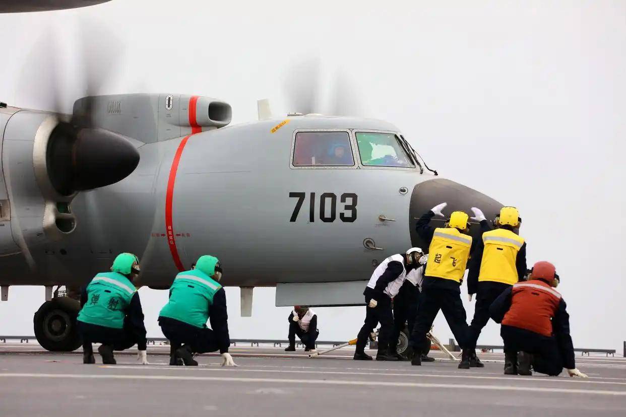 现场高清大图!一起感受舰载机弹射起飞“首秀”震撼瞬间