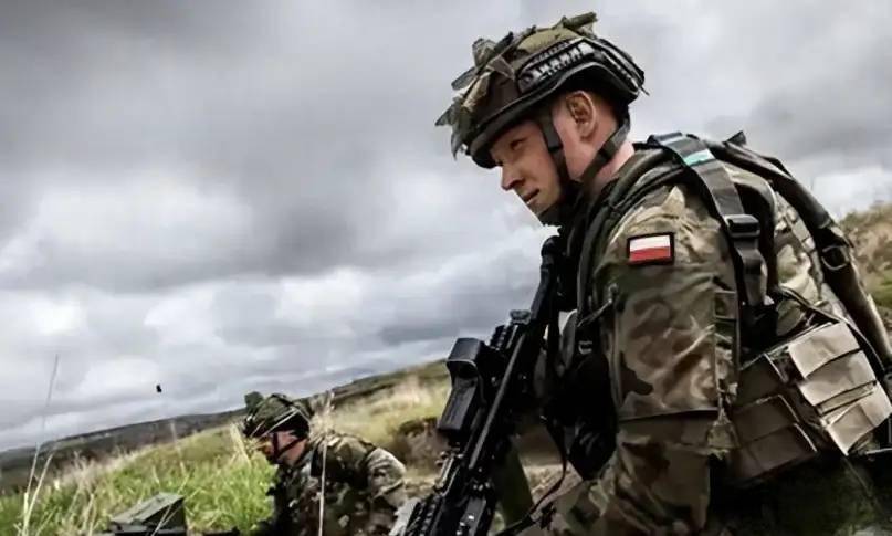 波兰阻碍中欧班列,英国强势插手,不到一天,中俄就迅速反击