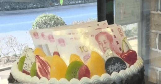 湖北一女子卖莲藕，收到大妈夹的一张5元纸币，但是上面的2个字，让她目瞪口呆，网友：这不是错版币，这是小朋友用来认识人民币的学习币