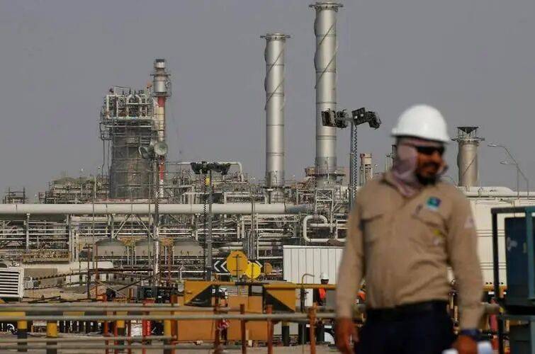 俄印交易石油只用人民币!美国遭到痛击,对中国来说意味着什么?