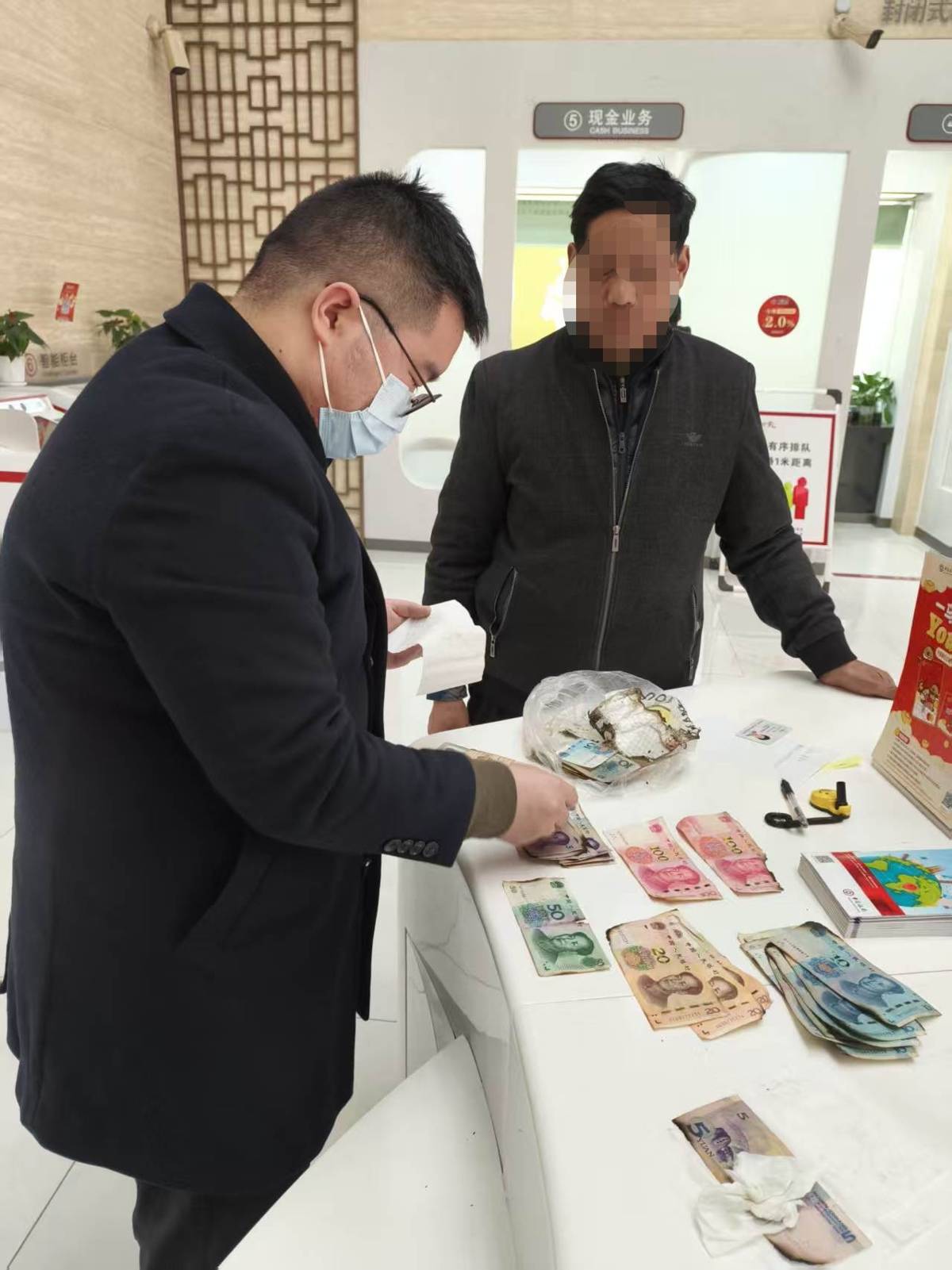 火烧币获新生，中行荆州分行营业部为客户兑换残损币