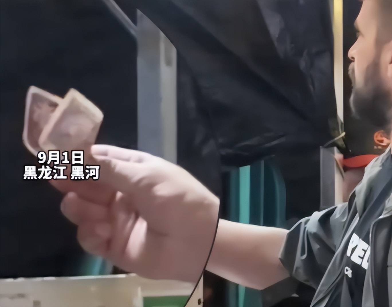 一江之隔坐船就能出国！俄罗斯人拿人民币扫货，这买卖到底有多香