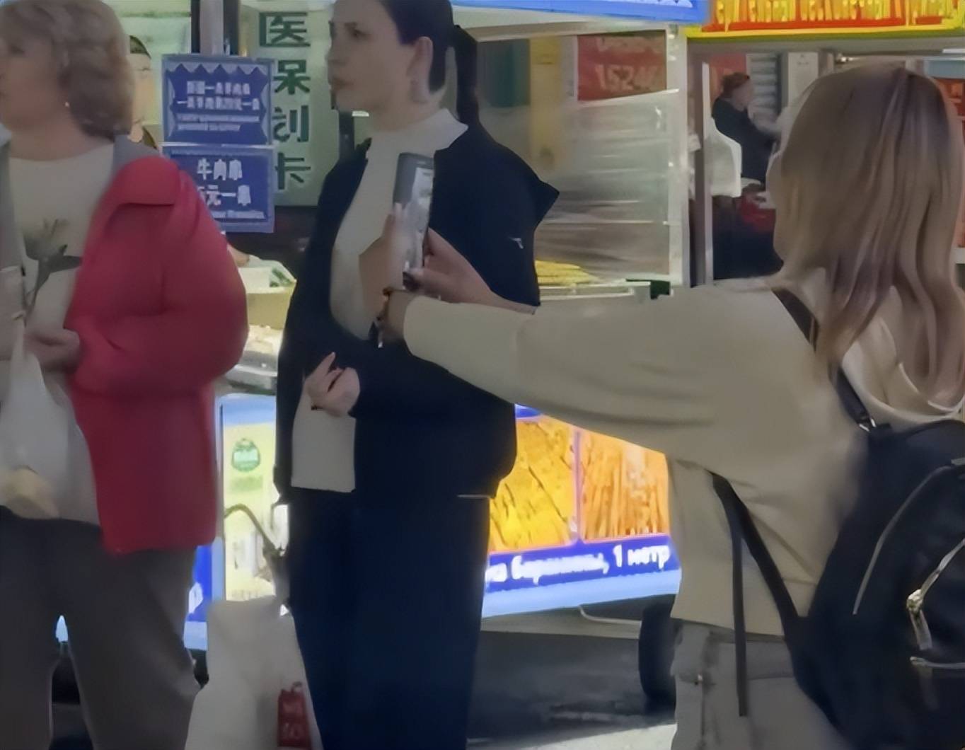 一江之隔坐船就能出国！俄罗斯人拿人民币扫货，这买卖到底有多香