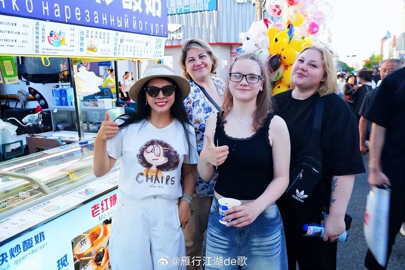 一江之隔坐船就能出国！俄罗斯人拿人民币扫货，这买卖到底有多香
